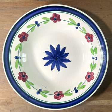 Diep bord / Soepbord / Pastabord - Societe Ceramique Maestricht - decor BOERENBONT met bloemenrand en een grote blauwe bloem in het midden