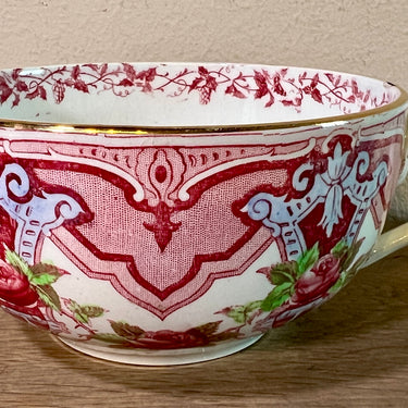 Kop - groter formaat - niet gemerkt maar Sarreguemines - decor met rozen en rode figuren - zgn. Rose Chintz