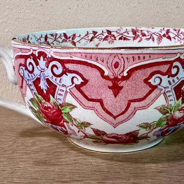 Kop - groter formaat - niet gemerkt maar Sarreguemines - decor met rozen en rode figuren - zgn. Rose Chintz