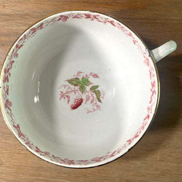 Kop - groter formaat - niet gemerkt maar Sarreguemines - decor met rozen en rode figuren - zgn. Rose Chintz