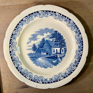 Schaal / Bord - groot, rond, model - Societe Ceramique Maestricht - decor BOERENHOEVE uitgevoerd in blauw