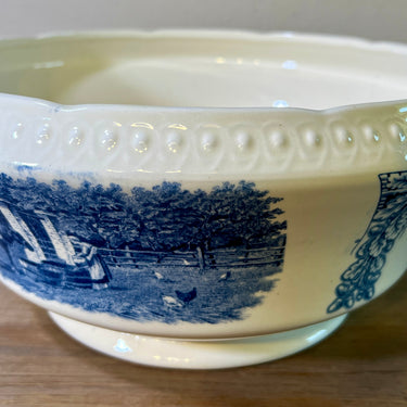Saladeschaal / Aardappelschaal - Societe Ceramique Maestricht - decor BOERENHOEVE uitgevoerd in blauw