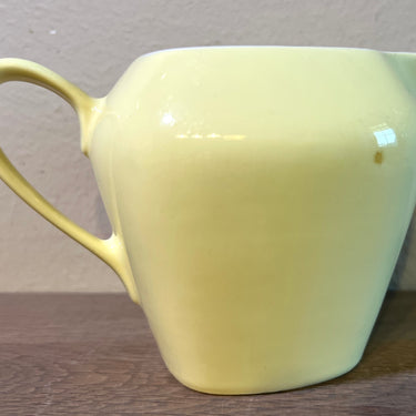 Milchkrug – Royal Sphinx – in Pastellgelb – eher rechteckiges Modell