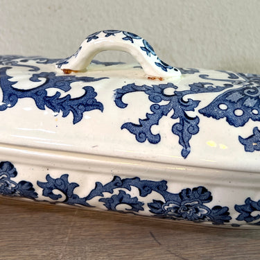 Kammablage - unbemerkt aber Boch - Form SUEZ - Dekor PAPILLON in blau ausgeführt - ca. 1891