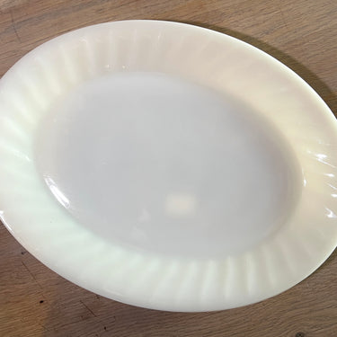Schaal / Bord - ovaal, plat, model - Fire-King Oven Ware - Made in U.S.A - uitgevoerd in melkglas met gegolfde rand