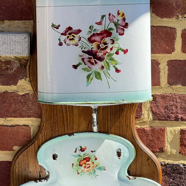 Small fountain / Water fountain - 2-piece hanging model with basin and tap - unmarked (probably French) - entirely enamel with decoration of colorful violets, including wooden hanging board