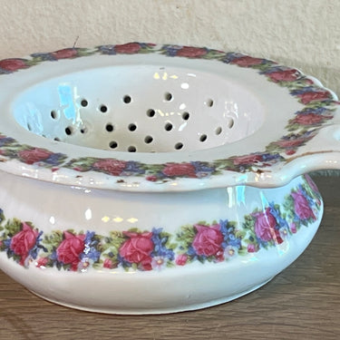 Teesieb / Teetropfschale - ungemerkt - Dekor mit Blümchen und Röschen - Porzellan