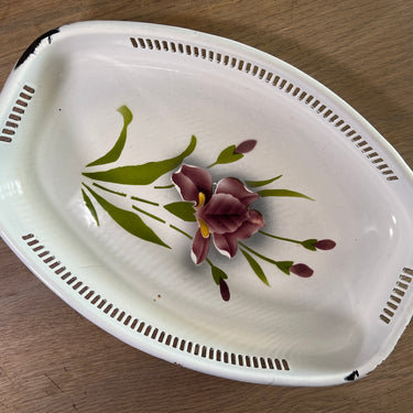 Broodschaal / Broodmand - ongemerkt – uitgevoerd in geheel emaille met Spritzdekor van paars gekleurde bloemen op wit gekleurde achtergrond