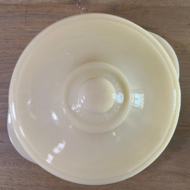 Ovenschaal - Fire-King Oven Glass - uitgevoerd in donkerkleurig melkglas met bijbehorende deksel
