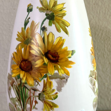 Vaas(je) - conisch model - Gouda Holland - decor met gele margrieten rondom en goudkleur accenten