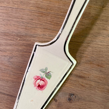 Cake server - Moulin des Loups - decoration with pink rose and silver-colored border