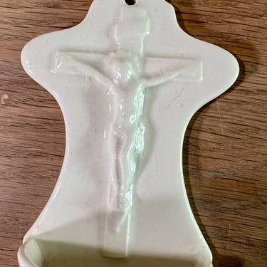 Wijwaterbakje met Christusfiguur - Societe Ceramique Maestricht - uitgevoerd in geheel wit aardewerk