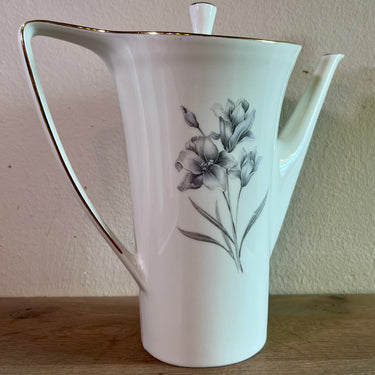 Kaffeekanne - Boch Porcelaine - aus weißem Porzellan mit einem Blumenmuster in Grau/Lila und goldfarbenen Rändern