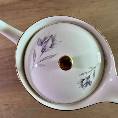 Kaffeekanne - Boch Porcelaine - aus weißem Porzellan mit einem Blumenmuster in Grau/Lila und goldfarbenen Rändern