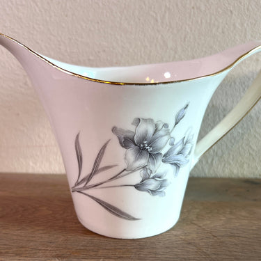 Milchkanne - Boch Porcelaine - aus weißem Porzellan mit einem Blumenmuster in Grau/Lila und goldfarbenen Rändern