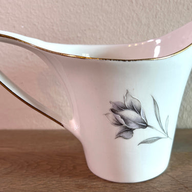 Milchkanne - Boch Porcelaine - aus weißem Porzellan mit einem Blumenmuster in Grau/Lila und goldfarbenen Rändern