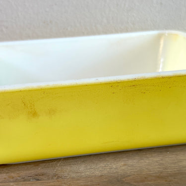 Ovenschaal - Pyrex Ovenware - made in U.S.A - uitgevoerd in geel met creme melkglas