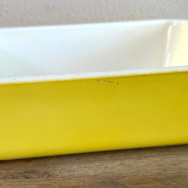 Ovenschaal - Pyrex Ovenware - made in U.S.A - uitgevoerd in geel met creme melkglas