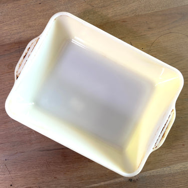 Ovenschaal - Pyrex Ovenware - made in U.S.A - uitgevoerd in geel met creme melkglas