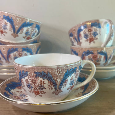 Tasse und Untertasse - größeres Modell - Sarreguemines - mit mehrfarbigem Blumendekor