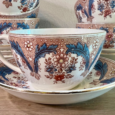 Kop en schotel - groter model - Sarreguemines - uitgevoerd met bloemendecor in meerkleuren