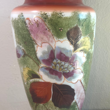 Vaas - hoger model - ongemerkt - uitgevoerd in opaline glas met handbeschilderd bloemendecoratie