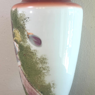 Vaas - hoger model - ongemerkt - uitgevoerd in opaline glas met handbeschilderd bloemendecoratie