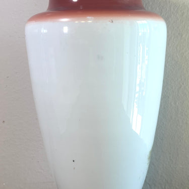 Vaas - hoger model - ongemerkt - uitgevoerd in opaline glas met handbeschilderd bloemendecoratie