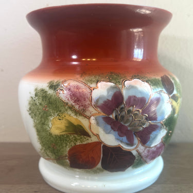Vaas - lager model - ongemerkt - uitgevoerd in opaline glas met handbeschilderd bloemendecoratie