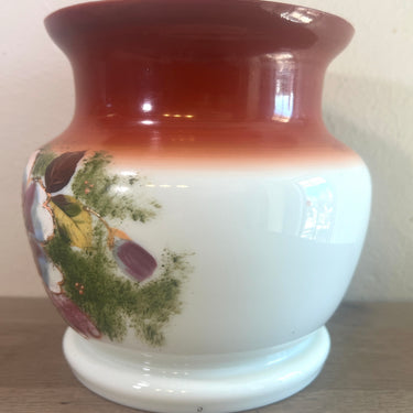 Vaas - lager model - ongemerkt - uitgevoerd in opaline glas met handbeschilderd bloemendecoratie
