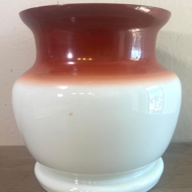 Vaas - lager model - ongemerkt - uitgevoerd in opaline glas met handbeschilderd bloemendecoratie