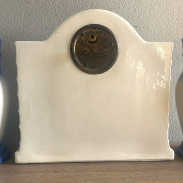 Schouwstel / Klokkenstel - 3-delig - ongemerkt (Wasmuel?) - decoratie in blauwe uitvoering met afbeeldingen van huizen en een molen
