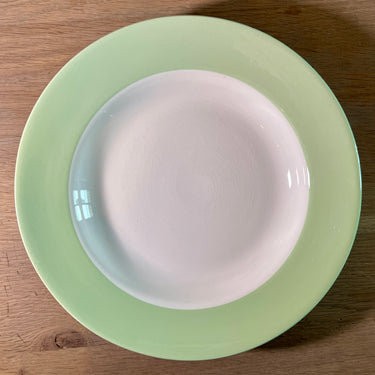Diep bord / Soepbord / Pastabord - ongemerkt - uitgevoerd met een groen pastel gekleurde bredere rand