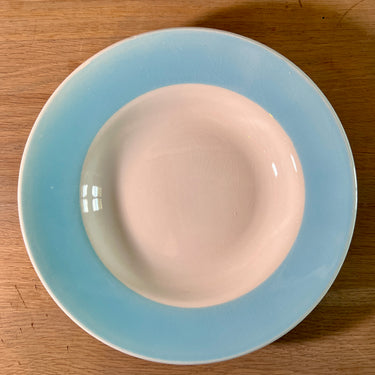 Diep bord / Soepbord / Pastabord - ongemerkt - uitgevoerd met een blauw pastel gekleurde bredere rand