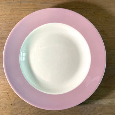 Diep bord / Soepbord / Pastabord - ongemerkt - uitgevoerd met een lila pastel gekleurde bredere rand
