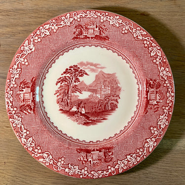 Ontbijtbord / Dessertbord - Royal Staffordshire Pottery England - decor JENNY LIND uitgevoerd in rood (ter nagedachtenis aan de bekende Zweedse operazangers)
