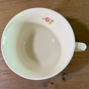 Kop - zonder schotel - ongemerkt maar Petrus Regout - decor met gekleurde bloemen en klein bloemetje aan de binnenzijde