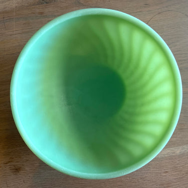 Schaal / Kom - Fire King Oven Glass - uitgevoerd in groen jadeite, swirled, glas