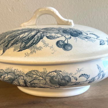 Dekschaal / Terrine - ongmerkt (waarschijnlijk Jemappes) - decor met kersen uitgevoerd in blauw
