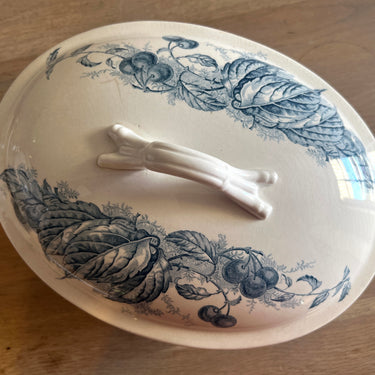 Dekschaal / Terrine - ongmerkt (waarschijnlijk Jemappes) - decor met kersen uitgevoerd in blauw