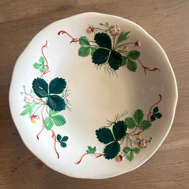 Tazza / Presenteerschaal - middelhoog model - Creil et Monteraux - decor met wat lijkt op aardbeiplantjes