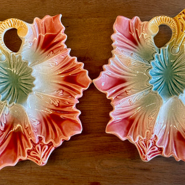 Oesterbord / Oysterplate - ongemerkt - uitgevoerd in majolica/barbotine met roze/groen/gele kleur