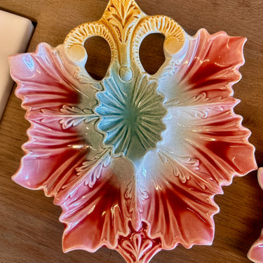 Oesterbord / Oysterplate - ongemerkt - uitgevoerd in majolica/barbotine met roze/groen/gele kleur