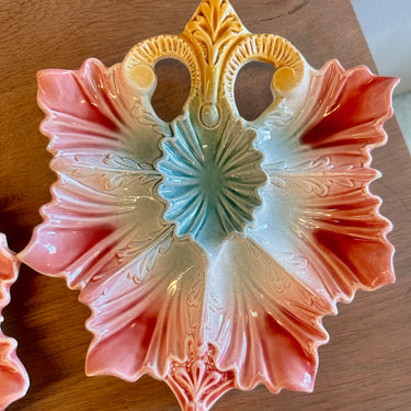 Oesterbord / Oysterplate - ongemerkt - uitgevoerd in majolica/barbotine met roze/groen/gele kleur