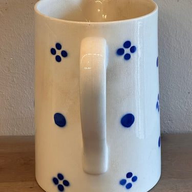 Melkkan / Kan - Petrus Regout - uitgevoerd met decor van grotere en kleinere blauwe bolletjes