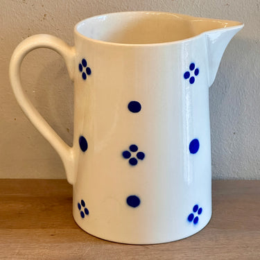 Melkkan / Kan - Petrus Regout - uitgevoerd met decor van grotere en kleinere blauwe bolletjes