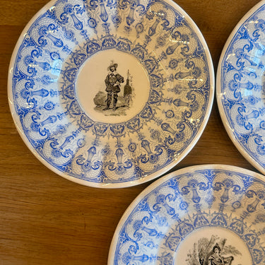 Onderschotel / Schotel - ongemerkt maar Boch - decor SUJETS ROMANTIQUES et HISTORIQUES uitgevoerd in blauw/wit/zwart