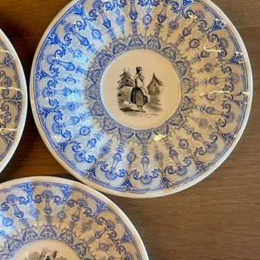 Onderschotel / Schotel - ongemerkt maar Boch - decor SUJETS ROMANTIQUES et HISTORIQUES uitgevoerd in blauw/wit/zwart