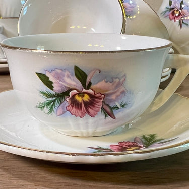 Kop en schotel - ongemerkt (Boch?) - décor met roze/lila bloem
