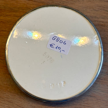 Onderzetter - voor glas of fles - ongemerkt (alleen nr. 5076 onderzijde) - opstaande rand in chroom - aardewerk plateau met décor van druiven in paars en groen